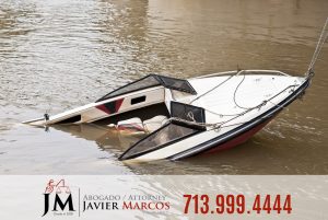 Foto de un accidente de navegación en un lago del área norte de Houston