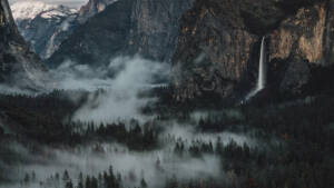 Imagen de valle con cascada.