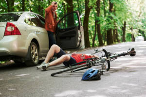 Accidente de bicicleta en una vía suburbana