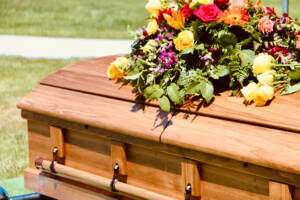 Ataúd funerario que representa muerte por negligencia en Houston