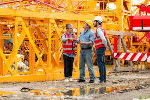 Trabajadores de la construcción en un sitio de construcción