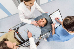 médicos evaluando a un paciente en el hospital