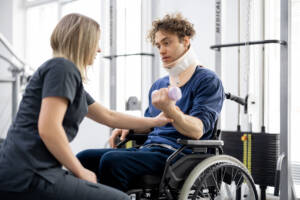 persona lesionada en silla de ruedas en rehabilitación