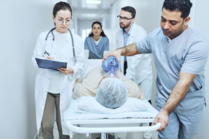 equipo médico moviendo al paciente en camilla
