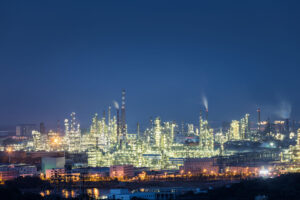 escena nocturna de una planta petroquímica