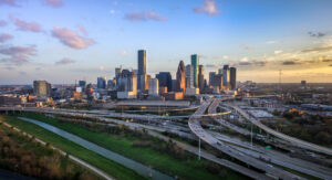 Horizonte de Houston con autopistas en primer plano